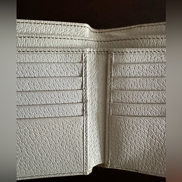 Gucci Bi-Fold Cream/Beige Monogram Wallet - Picture 12 of 13
